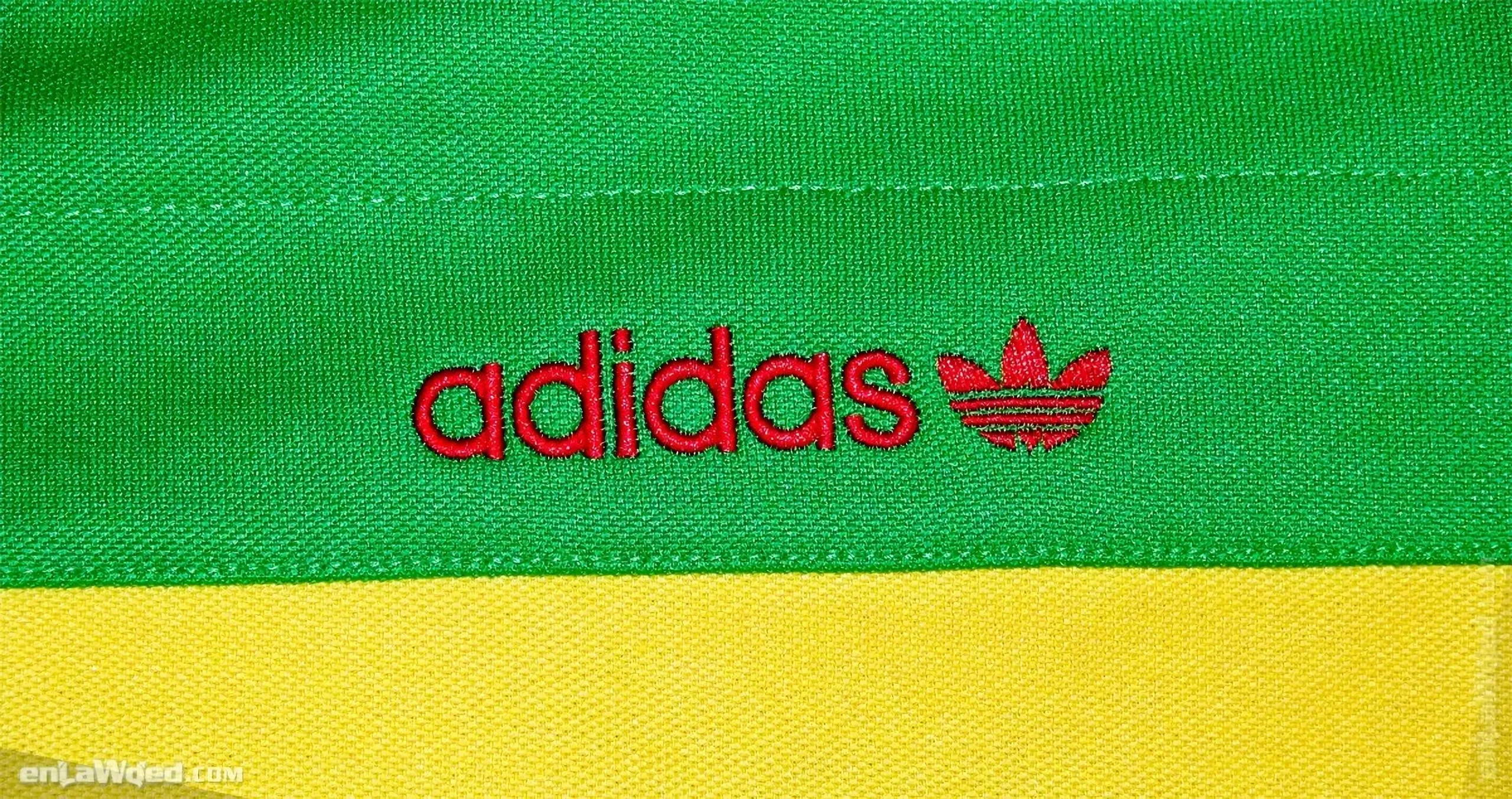 Zoom on the Adidas brand embroidered in red over green